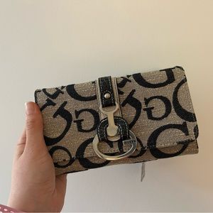 Guess wallet, new with tags, perfect condition!